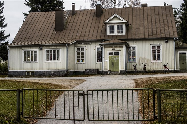 Den gamla skolbyggnaden som nu är i privat ägo skyddas men användningsområdet breddas att gälla boende eller affärs- och kontorsverksamhet.