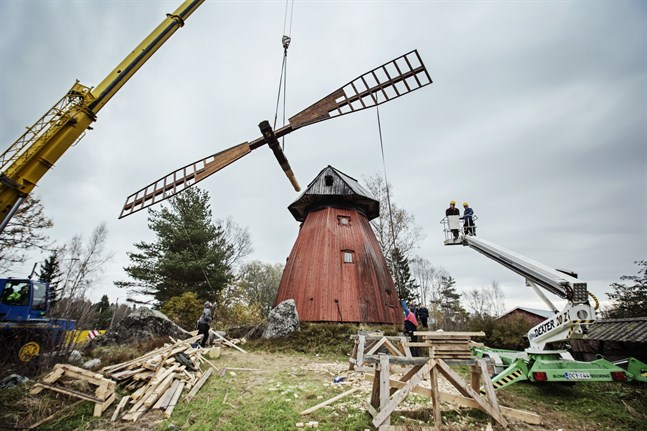 Glansbilden av landsbygden från min farmor och farfars generation finns inte längre. Vi behöver planering, strategier, kunskap och ledarskap för smart anpassning, skriver Ann-Sofi Backgren. På bilden från 2016 får kvarnen i Sundom nya vingar.