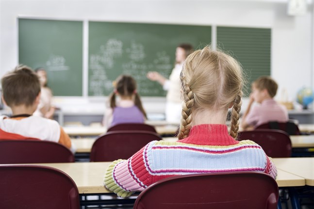 Intresset för klasslärarstudier sviktar i Svenskfinland och antalet sökande till studierna dalar.