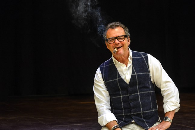 Steffo Törnquist underhöll publiken i Nykarleby med historier om sprit och lite annat. Kvällen avslutades på Steffovis med en god cigarr.