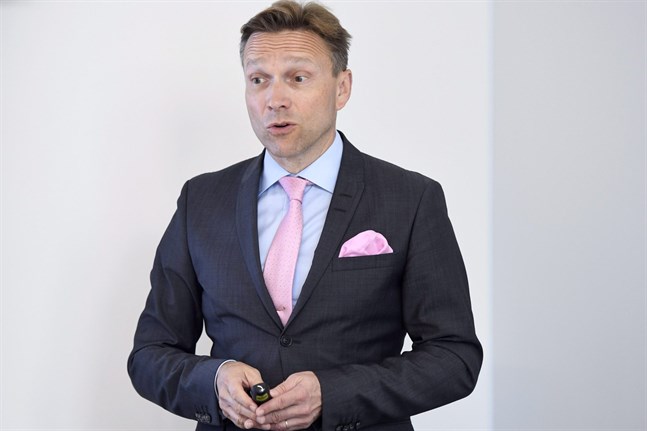 Timo Ritakallio, chefdirektör för OP Gruppen, är nöjd över hushållsbankens och försäkringarnas utveckling enligt halvårsrapporten, trots en stor minskning inom företagsbanken.