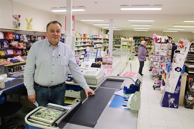 Köpman Johan Willman på K-Willman i Purmo säger att han är kluven till butiksstödet.