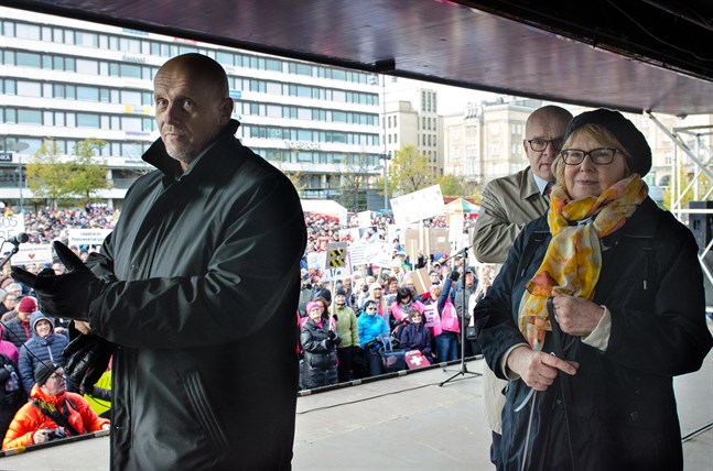 Annika Lapintie talade för massorna under demonstrationen för VCS i Vasa i oktober, här i sällskap med Göran Honga och Jukka Kentala.