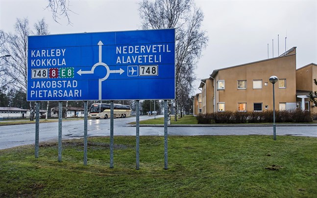 Kronoby kommun permitterar ingen. Jakobstadsregionens övriga kommuner utreder frågan fortfarande.