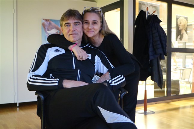 Trots all uppståndelse kring Roman Eremenko på senare tid verkar Alexei och Nelia Eremenko vara i god balans. Nelia är extra pigg efter sitt färska besök till frisören strax bakom henne.