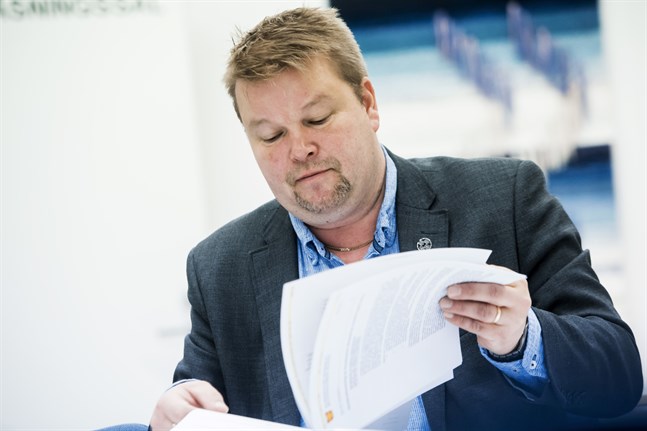 Mikael Gädda, vårddirektör i Korsholm önskar att österbottningar fortsätter följa restriktioner så att vården kan återgå till normalläge.