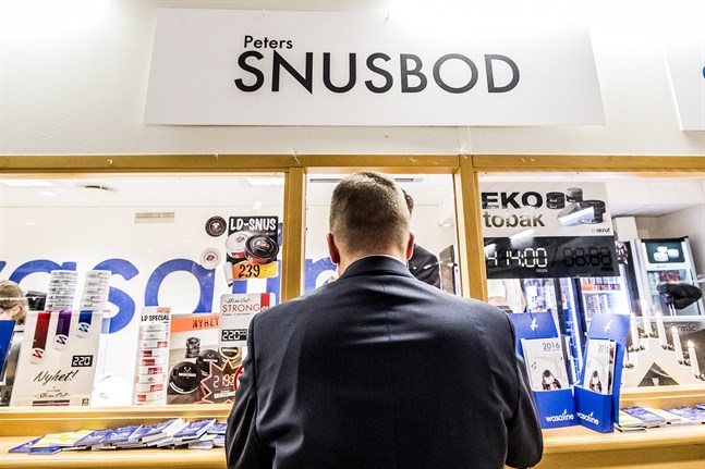 Resandeinförseln av snus från Sverige till Finland har ökat betydligt under de senaste åren och starkt snus, skriver europaparlamentariker Heidi Hautala. Hon har krävt att EU-kommissionen ingriper mot Sverige.