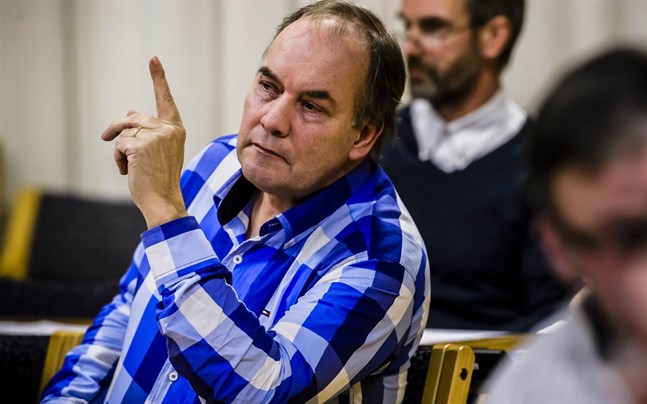 Peter Albäck på ett fullmäktigemöte i Kronoby.