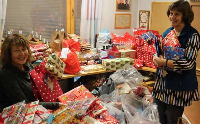 Diakoniarbetarna Helena Ekman och Marianne Sandström hade händerna fulla med julklappar efter insamlingen 2016.