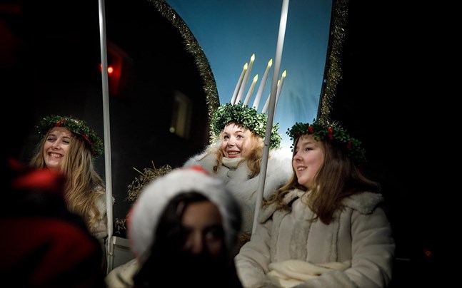 Jakobstadsnejdens lucia 2016 Cecilia Lasén tillsammans med tärnorna Rebecka Grankulla och Wilma Svarvar.
