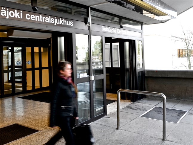 Coronatrenden är enligt överläkaren oroväckande igen i Södra Österbotten. Så sent som förra veckan gick sjukvårdsdistriktet ned i den lugnaste fasen, frågan är om man hålls där.
