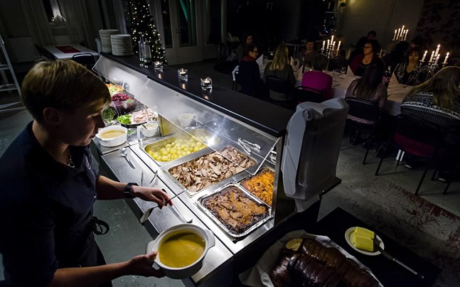 Arkivbild: En julbuffé har dukats åt ett julfestsällskap.