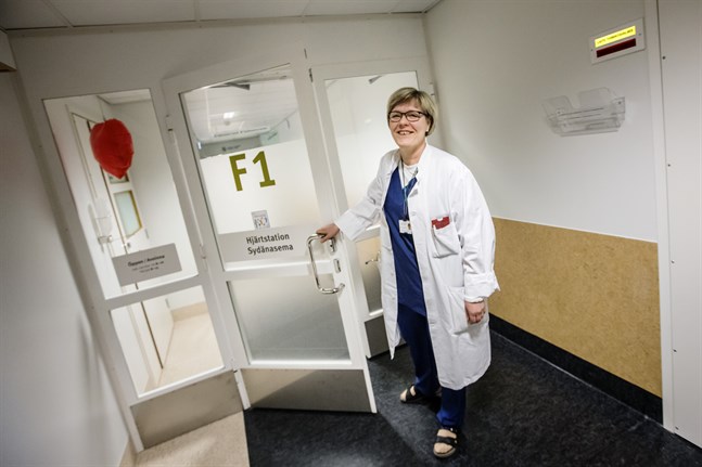 Mari-Anne Vaittinen är överläkare på hjärtavdelning vid Vasa centralsjukhus. Många av infarktpatienterna är 80 år gamla kvinnor. Männen är ofta yngre. Väldigt sällan kommer en ung kvinna in, men det händer.