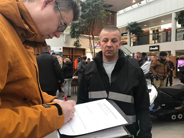 Jaani Kujanpää, (i mitten) huvudförtroendeman för vårdfacket Tehy på Vasa centralsjukhus tror det blir svåra löneförhandlingar.