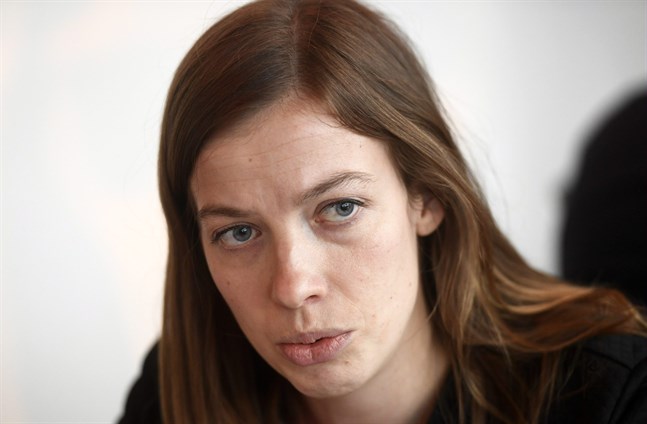Undervisningsminister Li Andersson hoppas att så många skolelever som möjligt ska stanna hemma så länge undantagstillstånd råder.