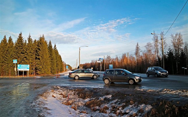 I korsningen mellan Furuholmsvägen och Södra Larsmovägen har det skett en hel del kollisioner och nära ögat-situationer genom åren.