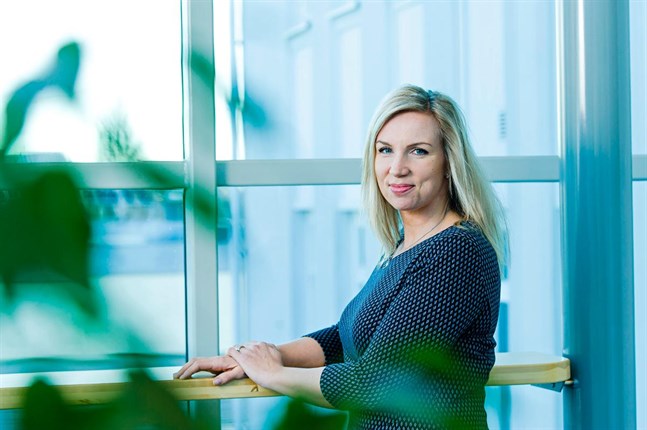Österbottens handelskammares direktör Paula Erkkilä är bekymrad för vad den ohämmade konsumtionen i samband med bland annat Black Friday leder till för finsk handel och miljön.