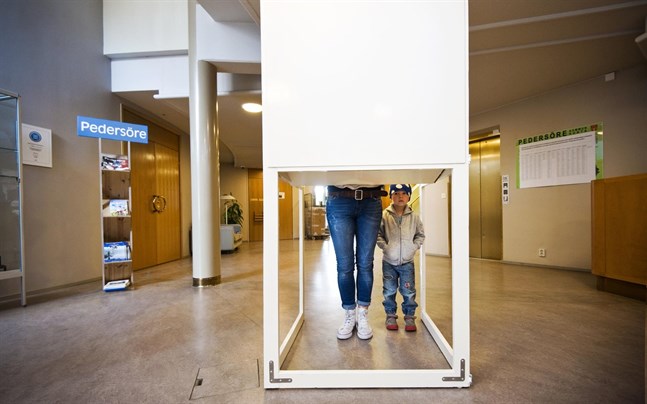 Lyckligtvis är det snart kommunalval och då finns möjlighet att byta ut våra beslutsfattare, skriver Arseniy Lobanovskiy.