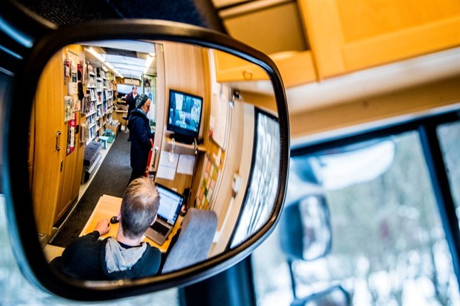 Vörå behöver en modern bokbuss. Frågan är varifrån pengarna ska tas.