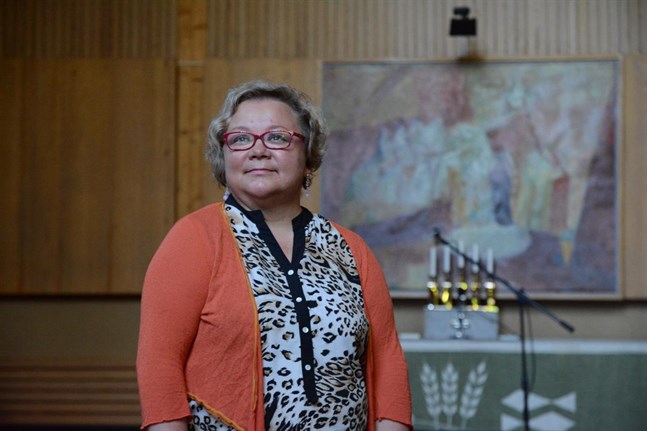 Kyrkoherde Pirjo Lyytinen distansjobbar hemifrån efter en semesterresa till Dubai.