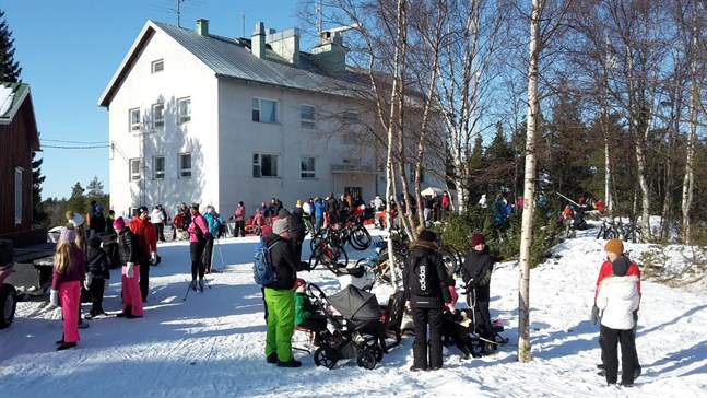 En solig vinterdag kryllar det av folk på Mässkär. Med rådande pandemi blir det problematiskt.
