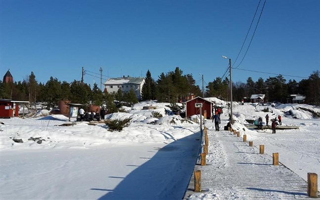 Än så länge har Mässkär öppet. Men Mässkärsföreningen följer med vädret dag för dag. Om prognosen stämmer kan man tvingas stänga inom några dagar.