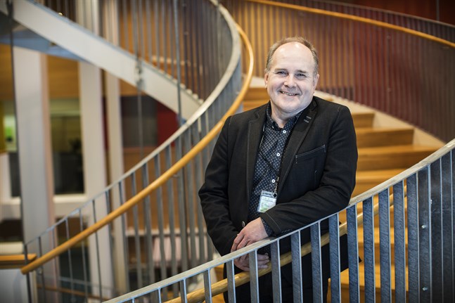 Om en studerande har gjort en brottsanmälan måste vi låta det ha sin gång, säger YA:s rektor Boris Ståhl, som inte i övrigt vill kommentera ärendet.