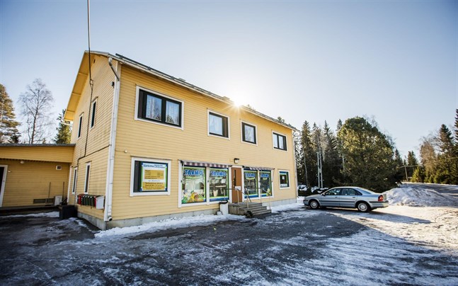 Mats Fors minns att Särkimo-Brudsund i Maxmo valdes till årets by 2012. Men nu är allt borta – lanthandeln, bankfilialen, hälsovårdscentralen och till med bensinautomaten. Butiken på bilden stängde i maj 2019.