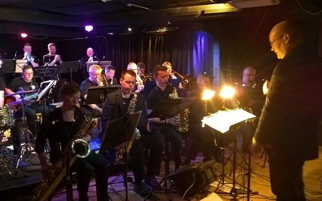 Pertti Ahonen är dirigent för Wasa Groove Unit.