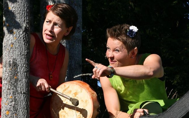 Marianne Maans och Désirée Saarela-Portin som folkmusiktrollen Skrubiluttan och Skrubilej.