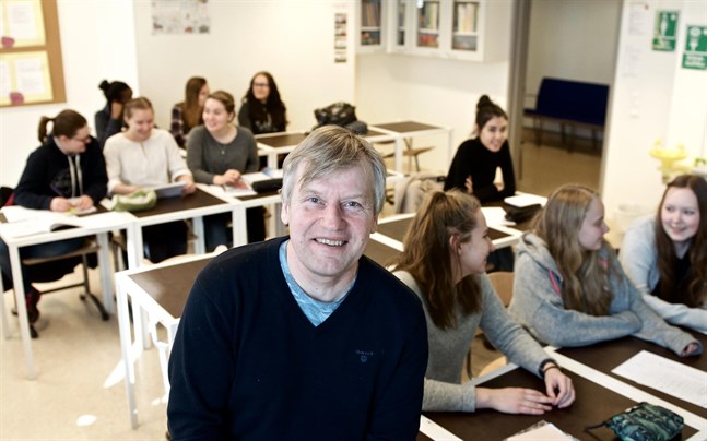 Rektor Stefan Kula lämnar Topeliusgymnasiet till hösten. Fem personer har sökt rektorstjänsten. Valet sker i slutet av mars och bland de fyra som är formellt behöriga.
