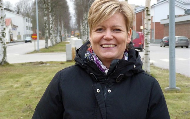 Tina Nylund, välfärdschef i Nykarleby, tilldelas Svenska folkskolans vänners folkbildningsmedalj.