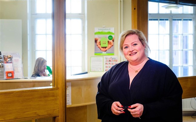 Integrationskoordinatorn Pia Fraktman hoppas att regeringen kunde vara lite generösare i sin flyktingpolitik. För kommunerna skulle gärna ta dubbelt så många kvotflyktingar.