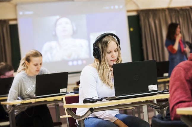 Gymnasisterna i Petalax och Leppävirta för klasstandem ett steg vidare. Med hjälp av Skype pratar och skriver de turvis på finska och svenska och lär på köpet känna varandra. Här diskuterar Cecilia Skinnar och Wilma Flöijer sommarjobb med två jämnåriga elever i Savolax.