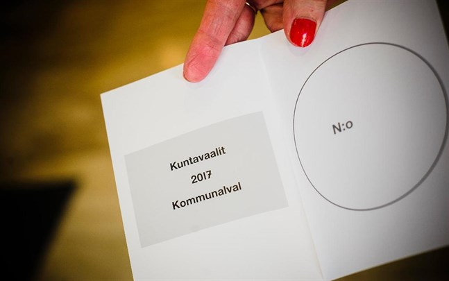 Valfunktionärer som har hand om bland annat hemmaröstningen kan vaccineras mot coronaviruset