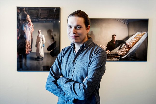 Det här fotot på Kasper Dalkarl togs 2017, i samband med att Yrkeshögskolan Novias fotostuderande hade sin examensutställning i konsthallen i Vasa.