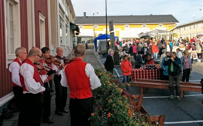 Tjöck spelmanslag brukar vara ett givet inslag på gammaldags torgdag i Kristinestad. Men i år, liksom i fjol, ställs torgdagen in.