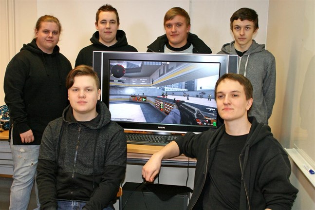 Här är YA:s e-sportlag Yayamen. Bakom skärmen från vänster: Rasmus Enholm, Bergö, Robin Strömfors, Tjöck, Jonathan Perälä, Rangsby och Jimmy Ekström, Korsnäs. Sittande Isak Jansson från Yttermark och Kevin Söderholm från Bergö.