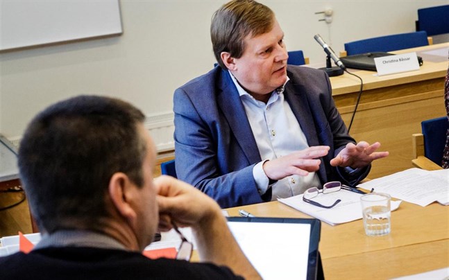 Kjell Heir, ordförande för kommunfullmäktige i Vörå, berättar att beslutet om Österbottens välfärdsområde var enhälligt.
