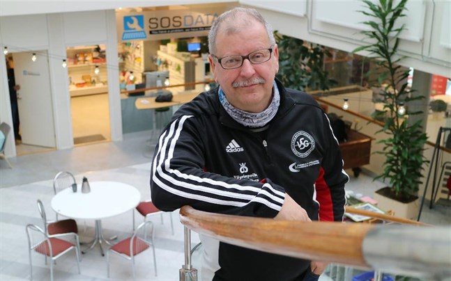 Tränaren Tom Andtbacka har många järn i elden och lever precis som alla aktiva i en stor osäkerhet för tillfället. Friidrottssäsongen är avblåst till slutet av maj och i nuläget finns det ingen garanti för att sommaridrottarna har full tillgång till arenorna i juni.