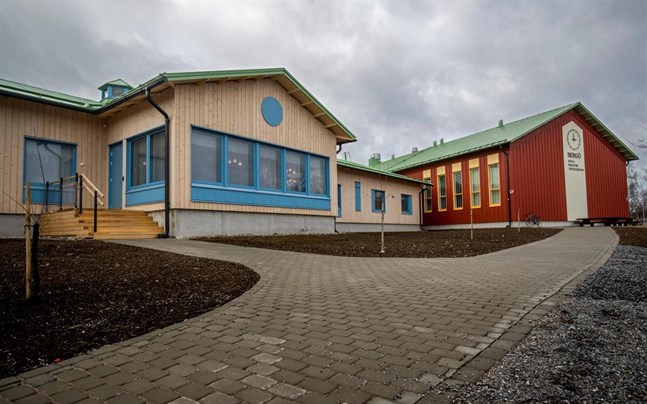 Malax går med i Österbottens välfärdsområde, men värnar sina små äldreboenden. Fyrgården på Bergö är ett sådant.