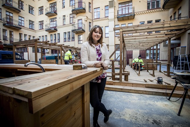 Susanna Tuohiniemi på Fondis innergård.