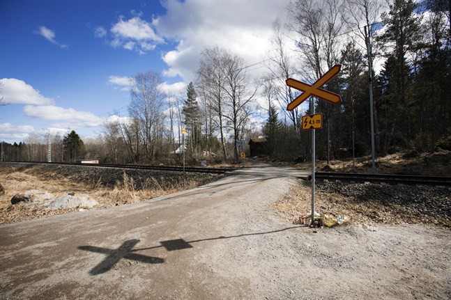 I november ska alla plankorsningar i Höstves vara borta. Här på Solbacksvägen omkom två personer för två år sedan.