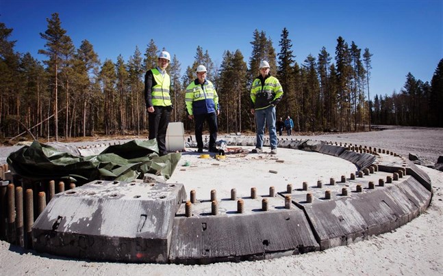 EPV:s Frans Liski, Harri Rantakivi och Anssi Koski på ett fundament i Ömossa våren 2017, då vindkraftsparken byggdes. Under nästa år klarnar det när bolaget sparkar igång projektet i Norrskogen i Närpes.