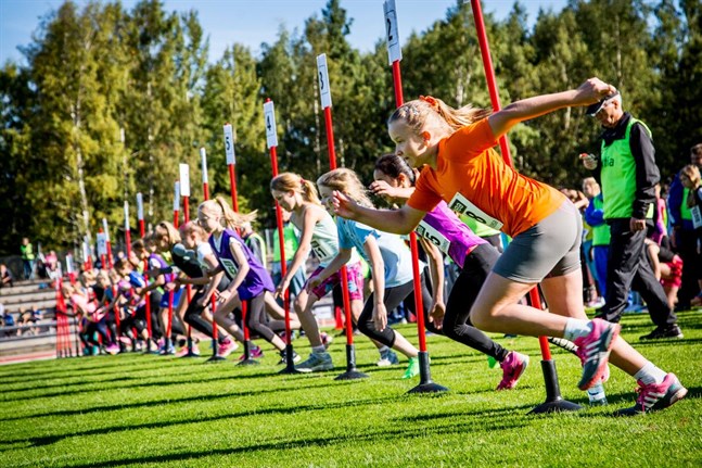 Bilden är från Kouluviestikarnevaali 2015 på Karlsplan i Vasa.