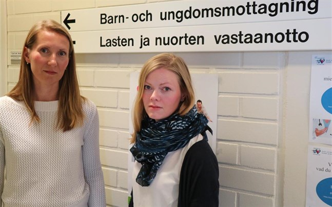 Mervi Bro och Sofie Ena hjälper just nu fyra familjer med hjälp av den multidimensionella familjeterapin. Träffarna hålls i hemmet, skolan och på mottagningen.