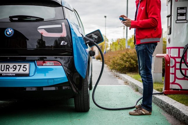 Elbilar som denna kommer att bli vanligare, och det med fart. Laddstationerna kommer också att utökas kraftigt.