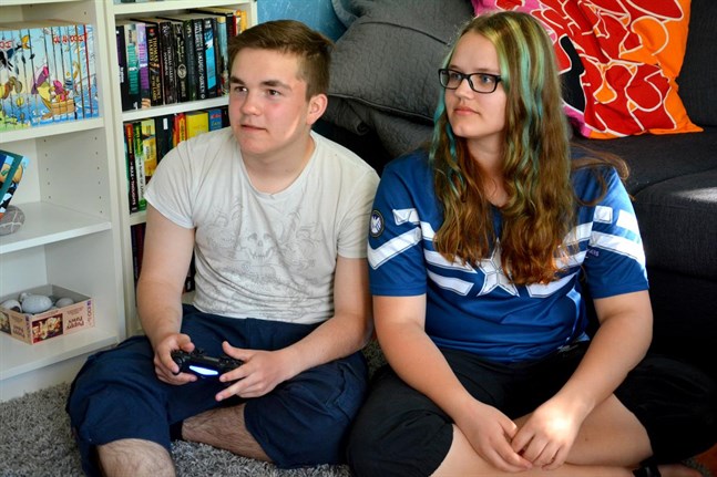 Tobias Häggbacks dröm är att hålla på med e-sport, han vill bli bäst på spel. Simone Vägar spelar för att hon gillar kontrollen man får då man styr en karaktär.