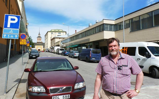 Stadsingenjör Harri Kotimäki anser åtminstone inte i det här skedet att entreprenören har gjort något fel när det gäller att hålla obehöriga borta från gamla soptippen.