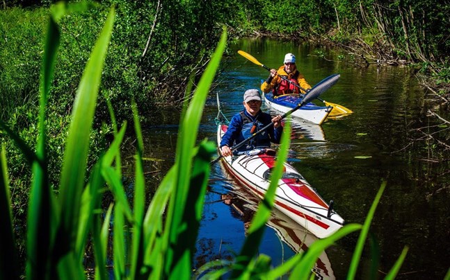 Leif Lunabba och Carl-Gustav Eriksson från kanotklubben Botnia Canoe paddlar fram genom en kanal. Arkivbild från 2019.